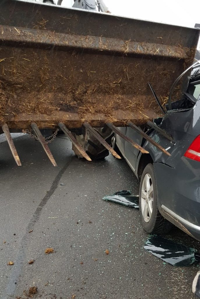 Die Zinken der Mistgabel bohrten sich in den Fahrzeugfond Foto: Polizei