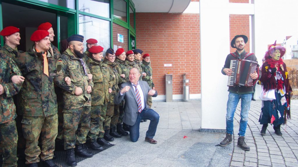 Der Kümmersbrucker Bürgerneister Roland Strehl ließ sein Rathaus von der Bundeswehr bewachen Foto: Pressedienst Wagner