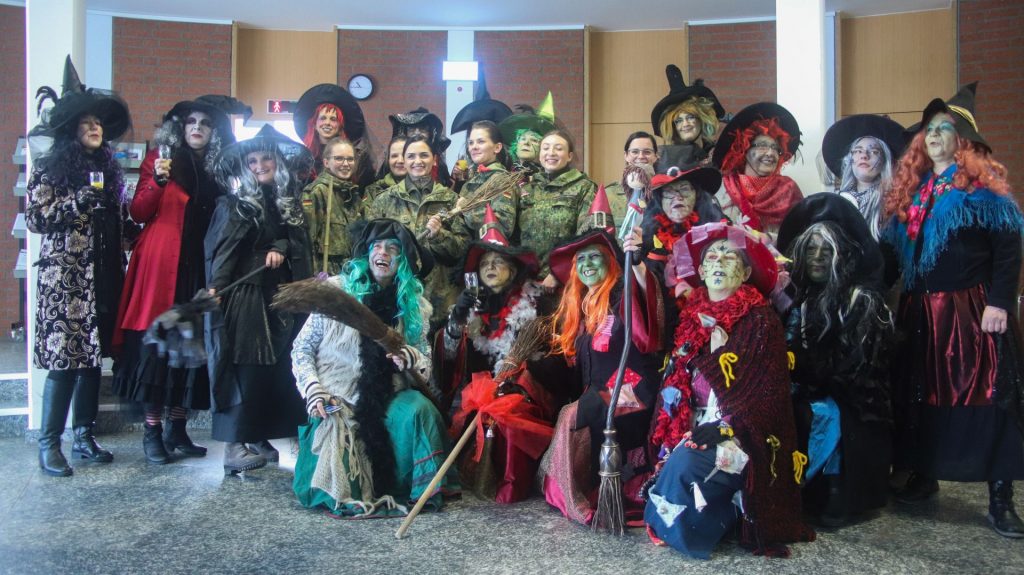 Gruppenfoto der Hexen mit Bundeswehr im Kümmersbrucker Rathaus Foto: Pressedienst Wagner