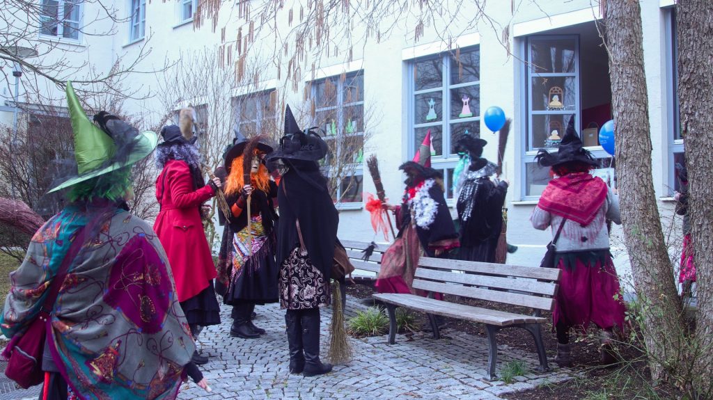 Die Hexen schauten auch beim Kindergarten kurz mal durch die Fenster Foto: Pressedienst Wagner