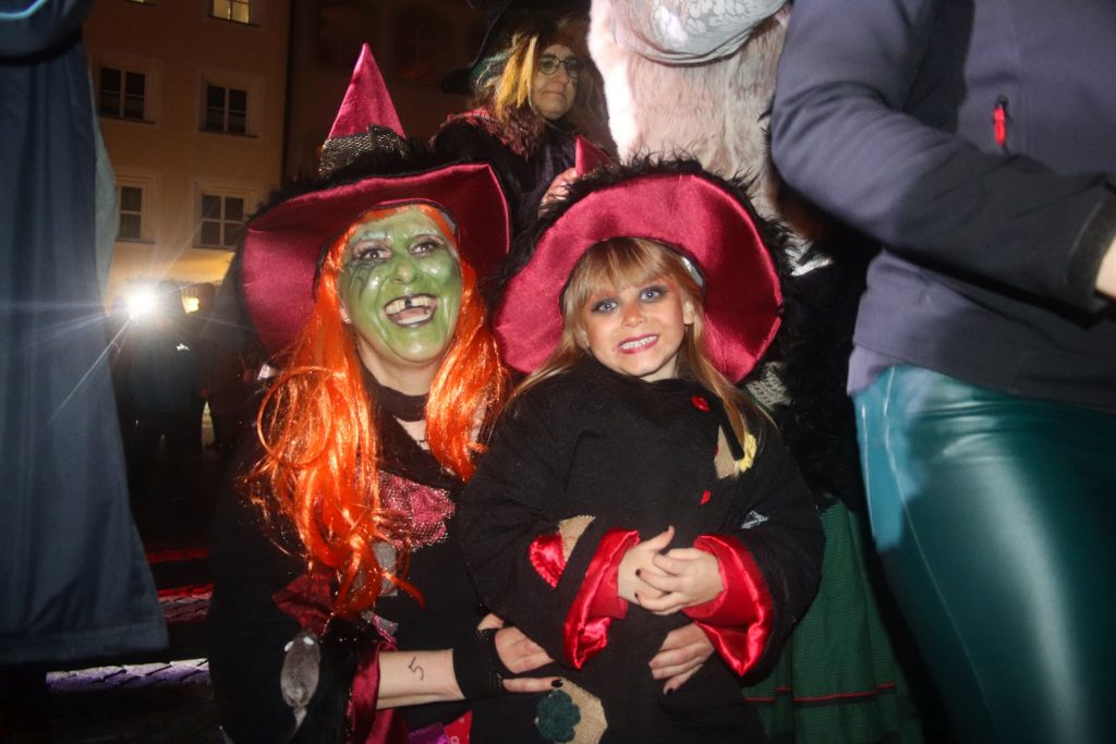 An Weiberfasching regierten die Hexen in Amberg Foto: Pressedienst Wagner