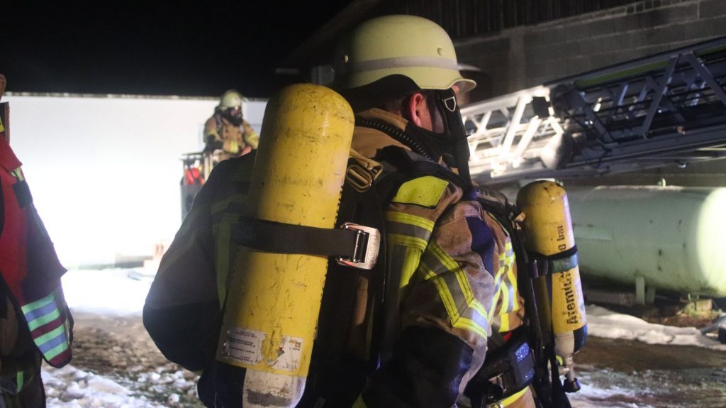 Mit Atemschutz rückte die Feuerwehr vor Foto: Pressedienst Wagner