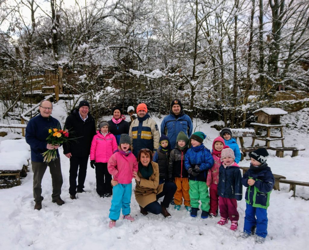 Die Bürgermeister bedanken sich bei den Mitarbeitern der Kindergärten in Kümmersbruck Foto: Pressedienst Wagner