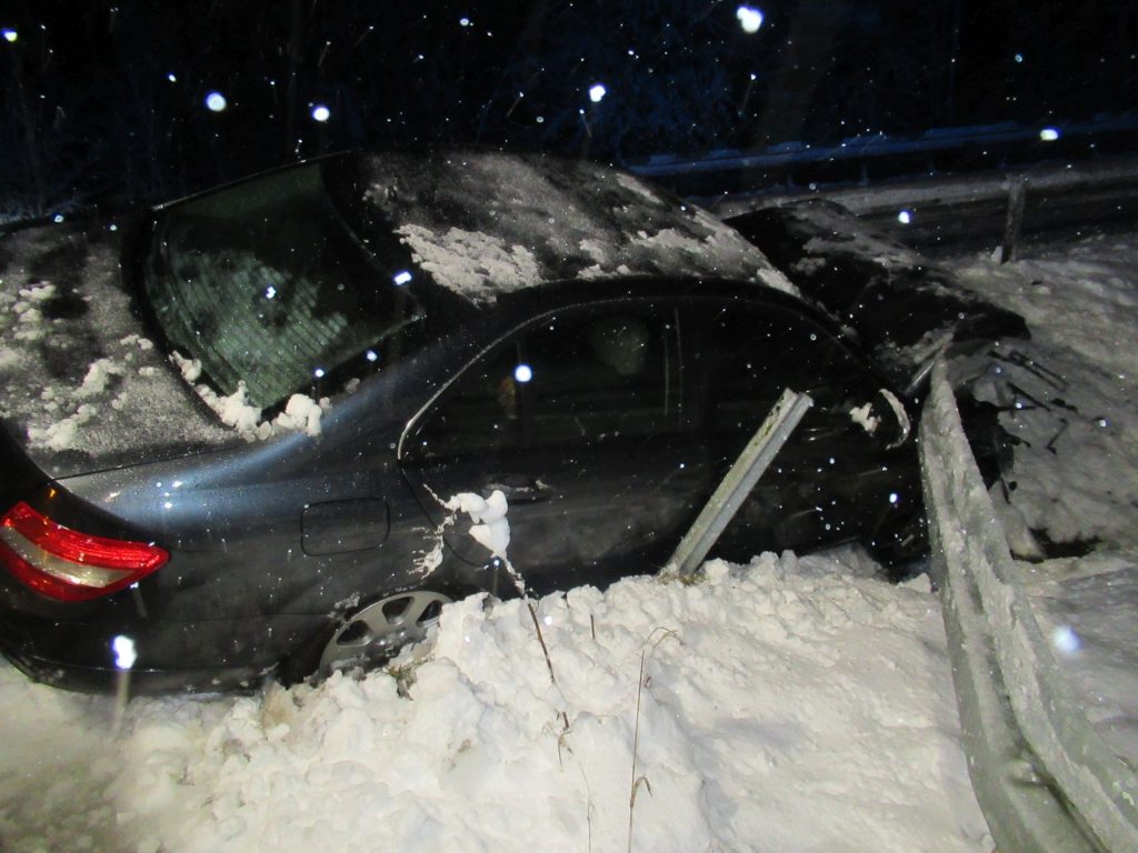 Ebenfalls bei Wackersdorf kam der Mercedes von der Fahrbahn ab und krachte in die Leitplanke Foto: Polizei