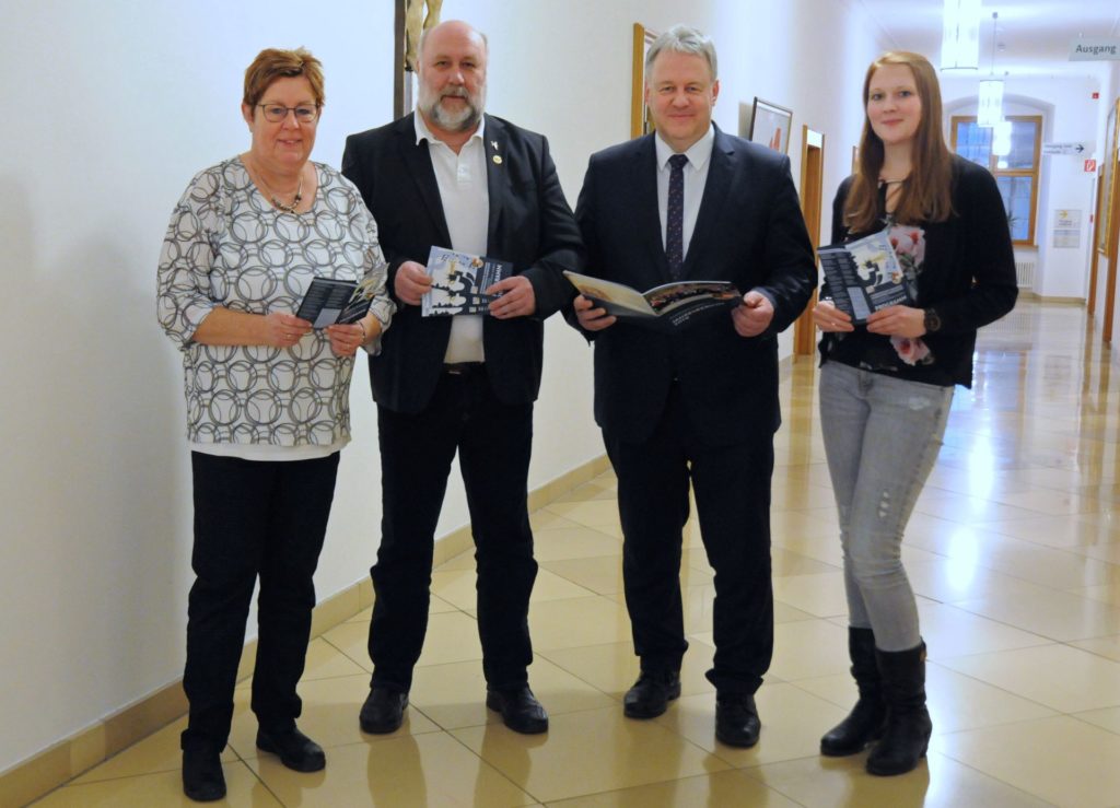 Freuen  sich auf die bevorstehenden Konzerte im Jahr 2020: Erika Weidner,  Werner Stein, Landrat Richard Reisinger und Katharina Stein (v.li.). Foto: Christine Hollederer