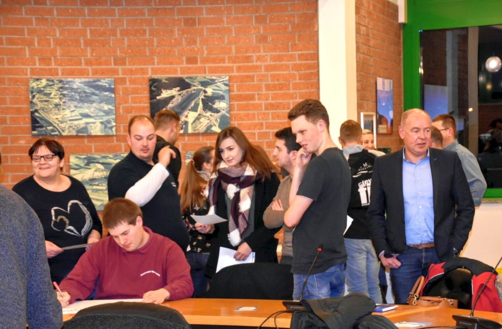 Die Teilnehmer des Jugendforums bei der Gruppenarbeit mit Bürgermeister Roland Strehl (rechts) Foto: Birgit Singer-Grimm