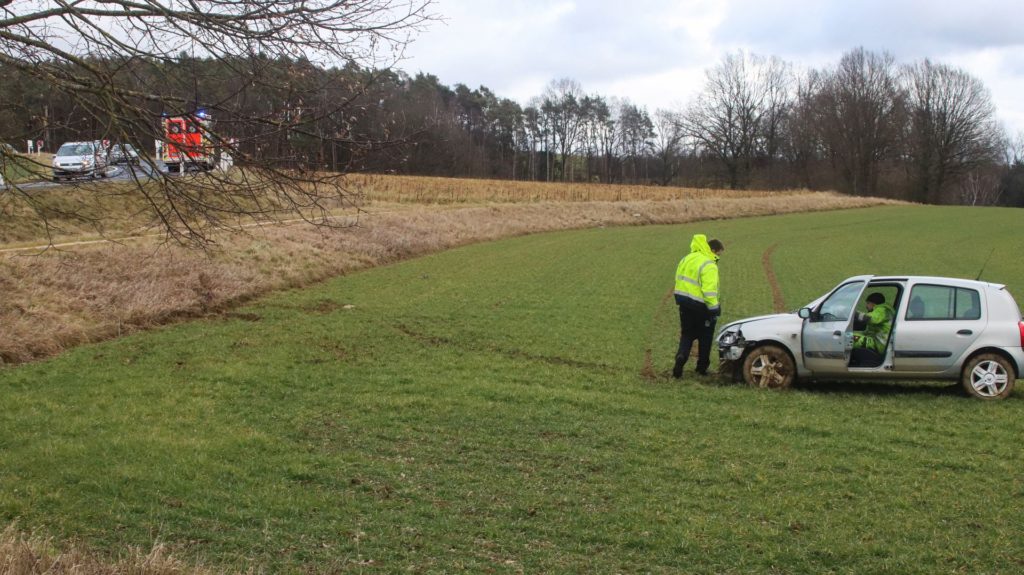 Archivbild: Verunfallter PKW im Feld Foto: Pressedienst Wagner