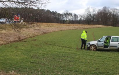 Rasanter Fahranfänger fliegt von der Fahrbahn