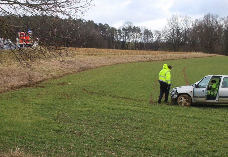 Betrunken mit Fahrzeug in Wiese liegen geblieben