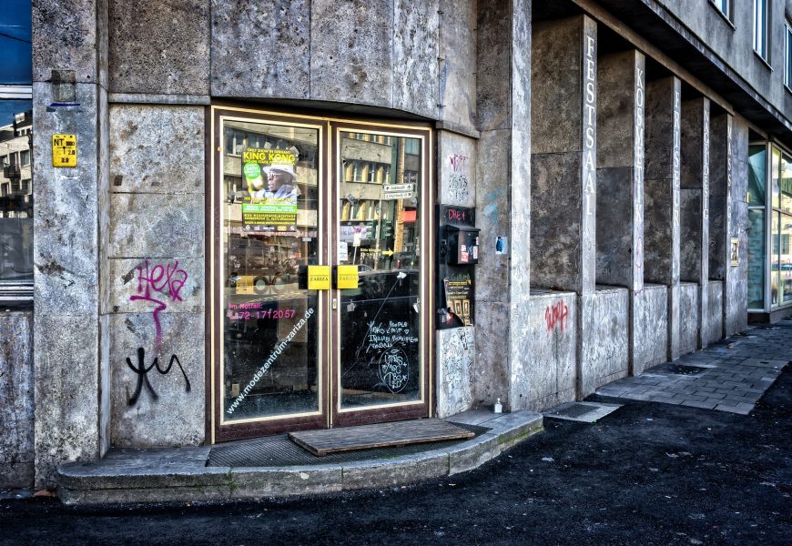 Ladentüre beschädigt – versuchter Einbruch eine Straße weiter