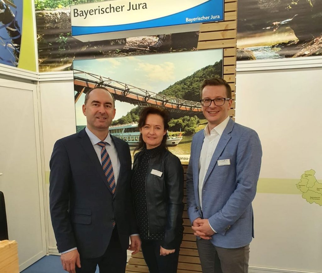 Der  Weg führte den bayerischen Wirtschaftsminister Hubert Aiwanger im  Rahmen seines auch zum Stand des Amberg-Sulzbacher Landes., der auf der  f.re.e mit Tourismusreferent  Hubert Zaremba vertreten ist. Auch der Landkreis Neumarkt mit  Tourismusreferentin Christine Riel ist in München. Foto: Privat (Fotografin möchte nicht genannt werden), Landkreis Amberg-Sulzbach 