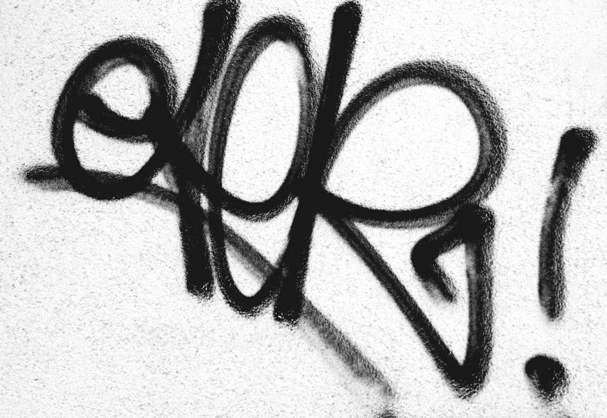 Unbekannter versprüht Graffitis in Hahnbach