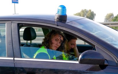 Berauschter Autofahrer bedrängt Dienstfahrzeug der Polizei