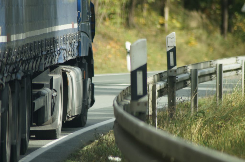 Symbolbild: LKW auf der Landstraße