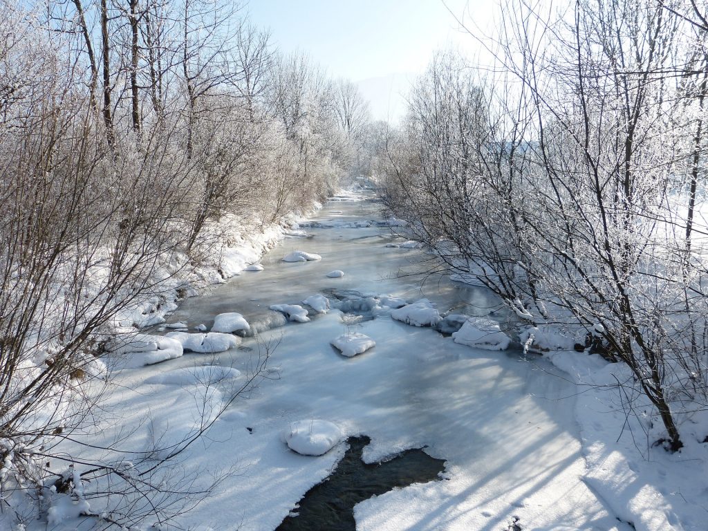 Symbolbild: Fluss im Winter