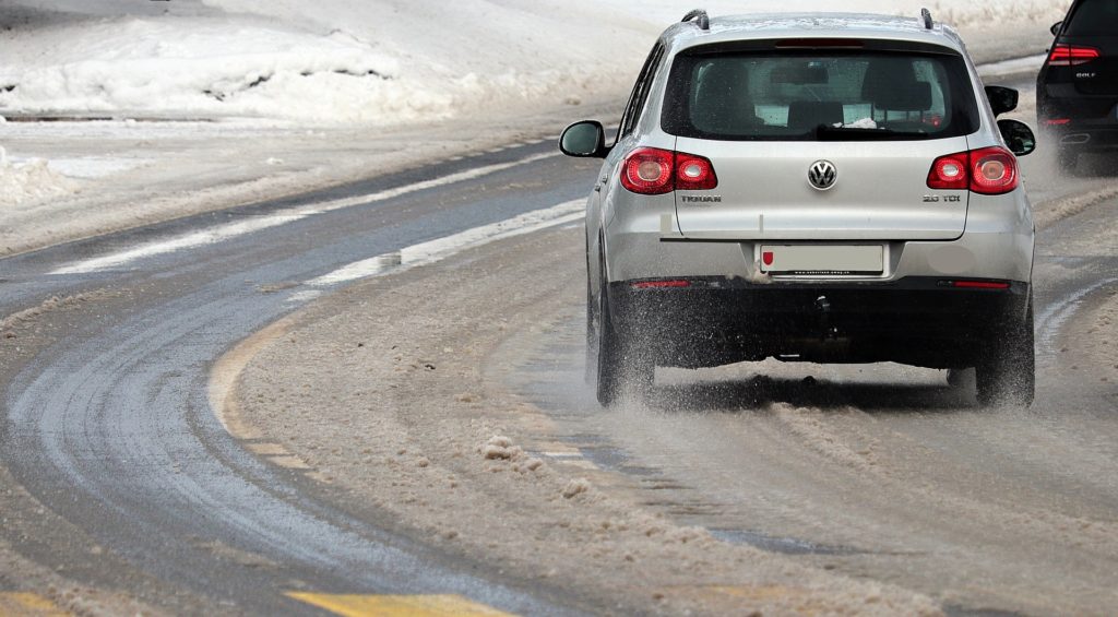 Symbolbild: Winterliche Straße