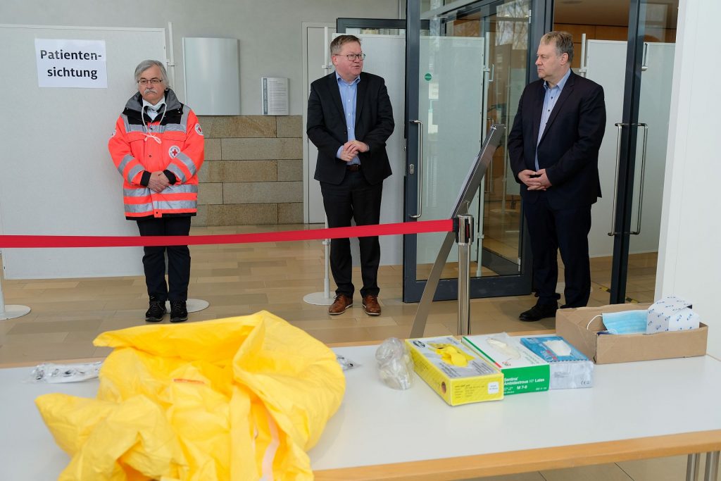 Inbetriebnahme des gemeinsamen Corona-Testzentrums der Stadt Amberg und des Landkreises Amberg-Sulzbach (von rechts): Landrat Richard Reisinger, Oberbürgermeister Michael Cerny, Dr. Michael Scherer (BRK)