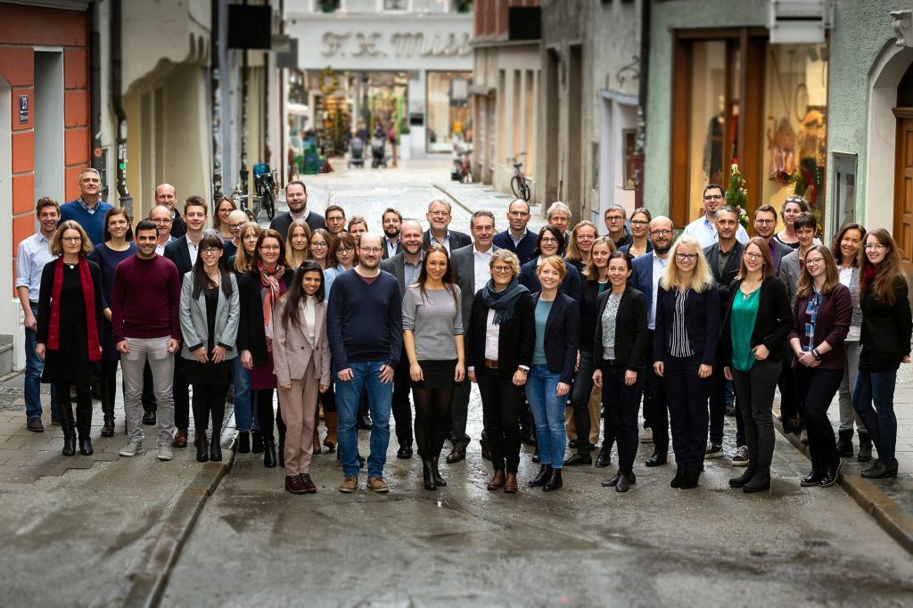 Das  TRIO-Gesamtteam, bestehend aus etwa 50 Personen. Die Verbundmitglieder  kooperieren auf unterschiedlichen Ebenen. Am Hochschulverbund TRIO  beteiligt sind als Koordinatorin die OTH Regensburg, außerdem die OTH  Amberg-Weiden, die TH Deggendorf, die Hochschule Landshut und die  Universität Passau (wissenschaftliche Leitung); die Universität  Regensburg ist Kooperationspartner. Foto: Florian Hammerich