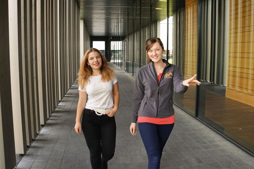 Eine Führung über den Campus ist zurzeit nicht möglich, Infos aus erster Hand gibt es dennoch von Studierenden. Foto: Seidl/OTH Amberg-Weiden