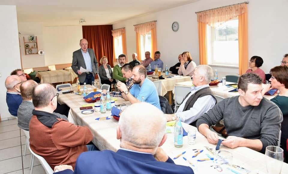 Versammlung im Lengenfelder Siedlerheim mit Bürgermeister Roland Strehl  Foto: Birgit Singer-Grimm)