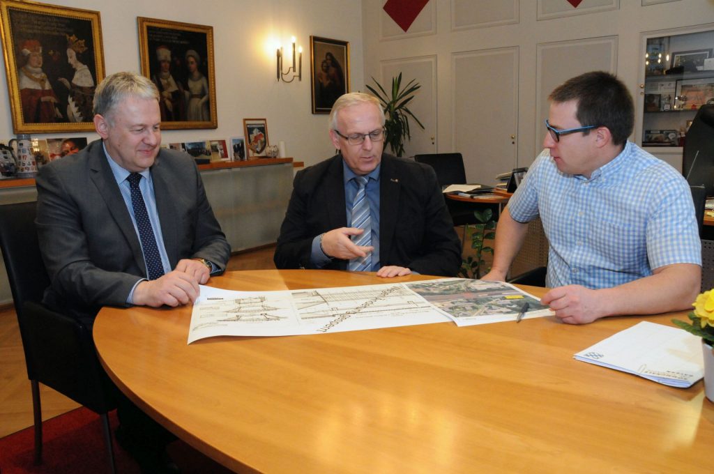 Landrat  Richard Reisinger, Bürgermeister Winfried Franz und Tiefbauamtsleiter  Matthias Kolb (v.li.) sind froh, dass das Projekt jetzt in die  entscheidende  Phase geht. Foto: Christine Hollederer