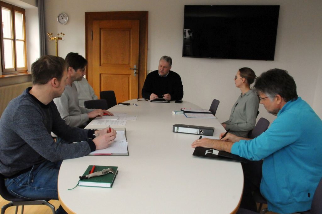 FüGK Landrat Richard Reisinger (Mitte) ruft regelmäßig die Führungsgruppe Katastrophenschutz zusammen. Dazu gehören u.a. Rainer Schmid, Dr. Norbert Vogl, Laura Hofmann und Erich Findl (v.li.). Das Gesundheitsamt und die Krankenhäuser werden telefonisch eingebunden. Foto: Christine Hollederer