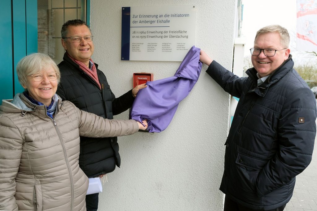 Siglinde Rihm, Wolfgang Streich und Oberbürgermeister Michael Cerny (von links) bei der Enthüllung der Erinnerungstafel. Foto: Susanne Schwab, Stadt Amberg