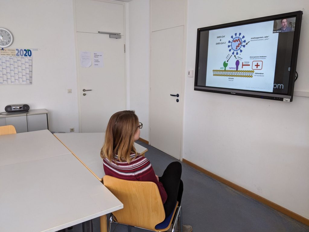 Auch  wenn die Volkshochschule im Landkreis geschlossen ist, läuft das  Programm. VHS-Leiterin Julia Wolfsteiner verfolgt eines der vielen  Online-Angebote,  die in dieser Woche starten. Foto: Tanja Kellner