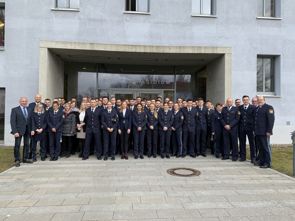 Die neuen Beamten und Mitarbeiter der Oberpfälzer Polizei Foto: Kleinhanß, Judith