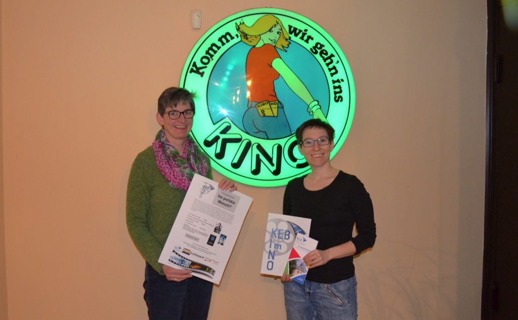 Eva Bräuer, Bildungsreferentin bei der KEB Schwandorf, und Jay Schnorrer vom Lichtwerk Kino (v.li.) Bildrechte/Fotograf: Lichtwerk Kino/Jay Schnorrer