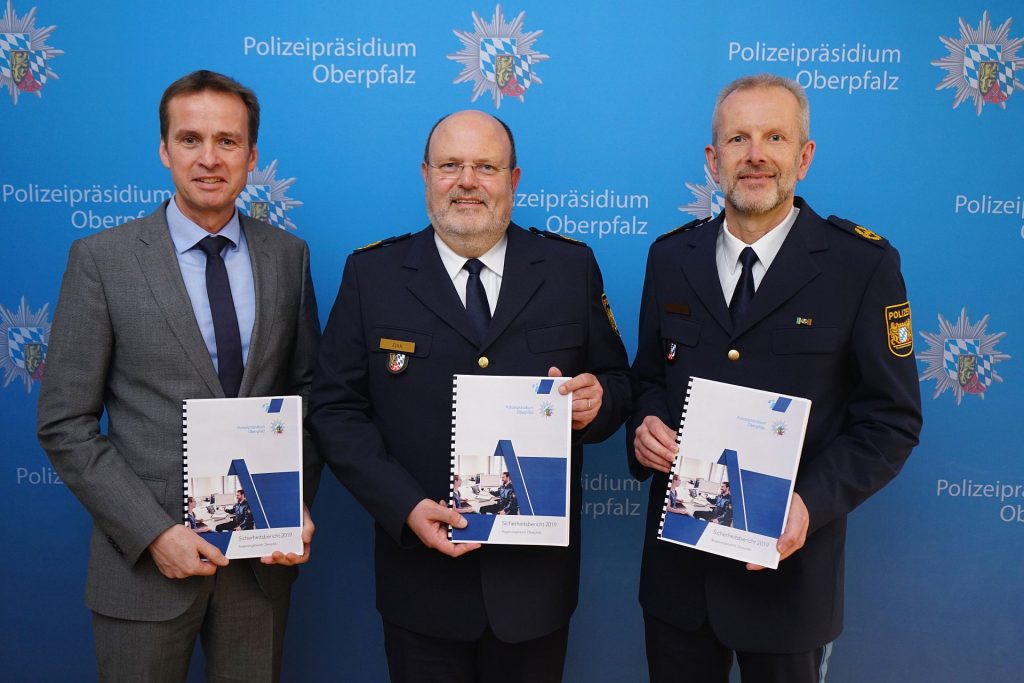 Leitender Kriminaldirektor Robert Fuchs, Polizeipräsident Norbert Zink und Polizeivizepräsident Thomas Schöniger stellten den Sicherheitsbericht 2019 vor     Foto: Polizeipräsidium Oberpfalz