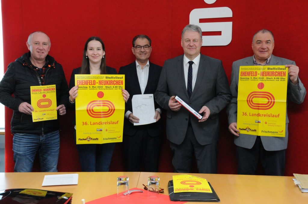 v.li.: Erich Dömel (BLSV Amberg-Sulzbach), Sophie Ibler (Sportförderung Landkreis), Dieter Meier (Vorstandsvorsitzender Sparkasse Amberg-Sulzbach), Landrat Richard Reisinger, Robert Graf (Sportförderung Landkreis) Foto: Christine Hollederer