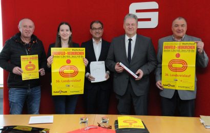 v.li.: Erich Dömel (BLSV Amberg-Sulzbach), Sophie Ibler (Sportförderung Landkreis), Dieter Meier (Vorstandsvorsitzender Sparkasse Amberg-Sulzbach), Landrat Richard Reisinger, Robert Graf (Sportförderung Landkreis) Foto: Christine Hollederer