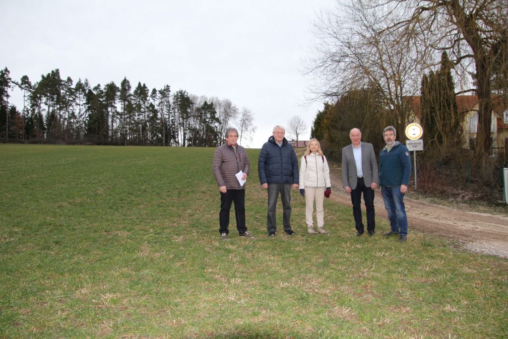 Die Theuerner Gemeinderäte Herbert Breitkopf, Werner Cermak, Veronika Frenzel und Thomas Pronath (v.l.n.r.) gemeinsam mit Bürgermeister Roland Strehl (2.v.r.) auf dem Wiesenteil am Ende der Lochnerstraße Foto: Thomas Pronath