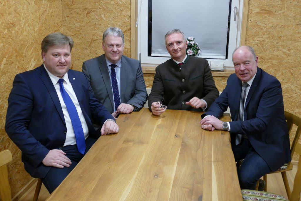 Bürgermeister Stefan Braun, Landrat Richard Reisinger,  MdL Harald Schwartz und Kümmersbrucks Bürgermeister Roland Strehl (v.l.n.r.). Foto: Wolfgang Holzner