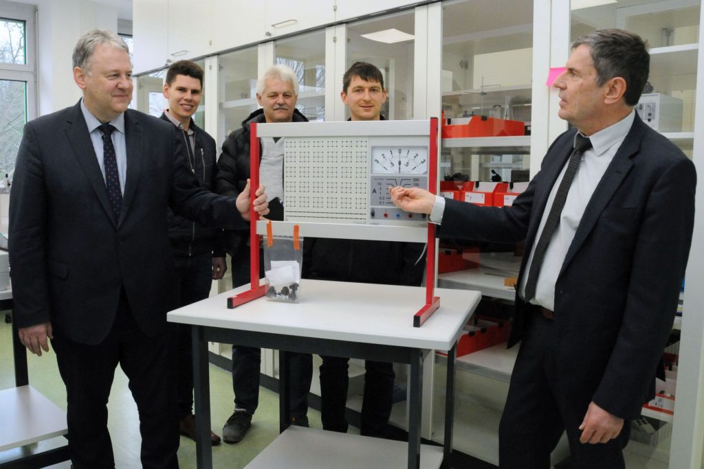 Erst in den Faschingsferien konnten am HCA-Gymnasium die Regale im Fachbereich Physik eingeräumt werden.  v.li.:  Landrat Richard Reisinger, Dominik Ernst, Peter Rußwurm, Peter  Gollwitzer (alle Gebäudemanagement Landkreis Amberg-Sulzbach), Dieter  Meyer (Schulleiter HCA-Gymnasium)  Foto: Christine Hollederer