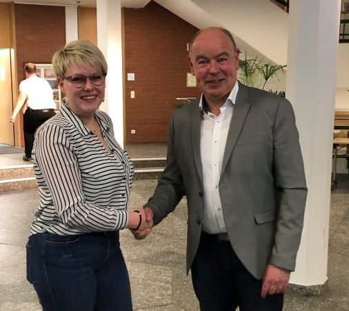 Die Herausforderin Lisa Hartinger gratuliert dem Wahlgewinner Roland Strehl