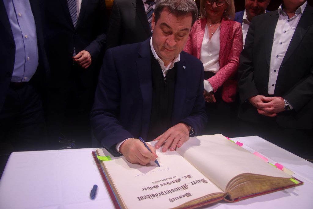 Markus Söder trägt sich ins Goldene Buch der Stadt Amberg ein Foto: Pressedienst Wagner