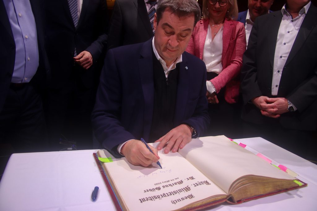 Markus Söder trägt sich ins Goldene Buch der Stadt Amberg ein Foto: Pressedienst Wagner