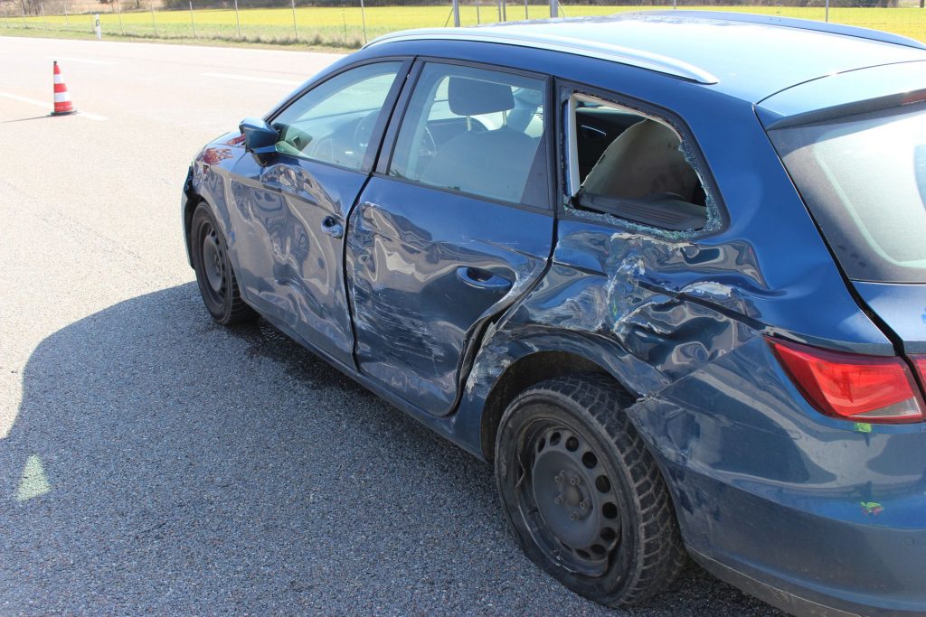 Der PKW übersah den nahenden LKW Foto: Polizei