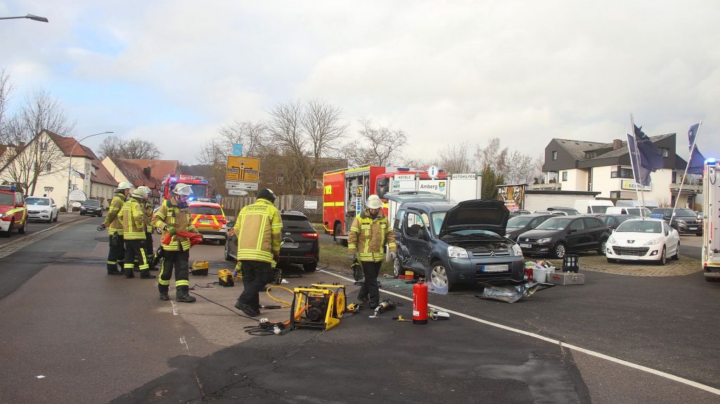 Bei dem Verkehrsunfall musste eine verklemmte Tür durch die Feuerwehr mit schwerem Gerät entfernt werden Foto: Pressedienst Wagner