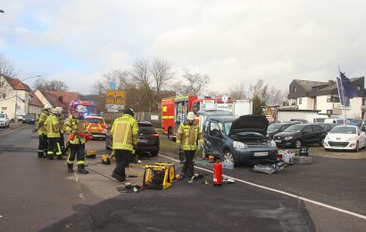 Verkehrsunfall mit leicht verletzter Person und zwei Pkw-Totalschäden in Schwandorf