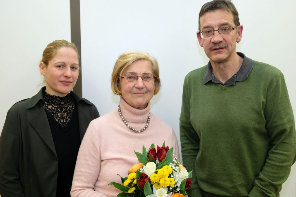 Die Leiterin der Tourist-Information Heike Kober (links) und Kulturamtsleiter Reiner Volkert dankten Elly Weymeyr für ihren 17-jährigen Einsatz als Amberger Gästeführerin und wünschten ihr für die Zukunft alles Gute.