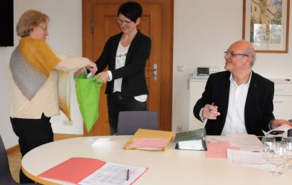 Wahlausschuss – Los: Margarete Klameth durfte unter Aufsicht von Cornelia Tuchbreiter und Wahlleiter Hans Sieger (v.li.) die Lose ziehen. Foto: Christine Hollederer