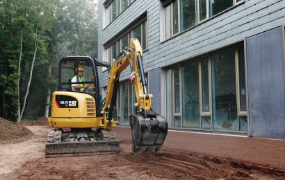 Anhänger samt Minibagger landet in Leitplanke