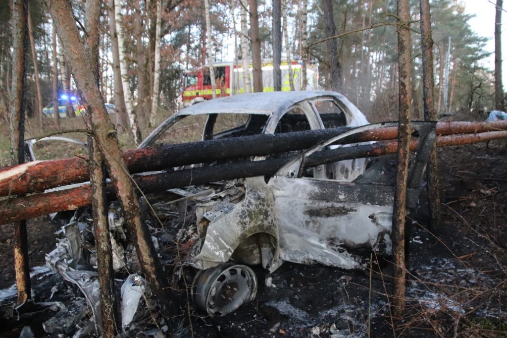 Das Fahrzeug brannte komplett aus, vom Fahrer fehlt jede Spur Foto: Oberpfalz Aktuell