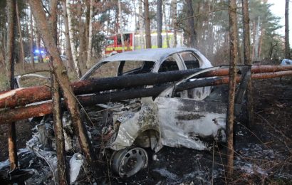 Fahrer flüchtet nach Unfall, Auto brennt komplett aus