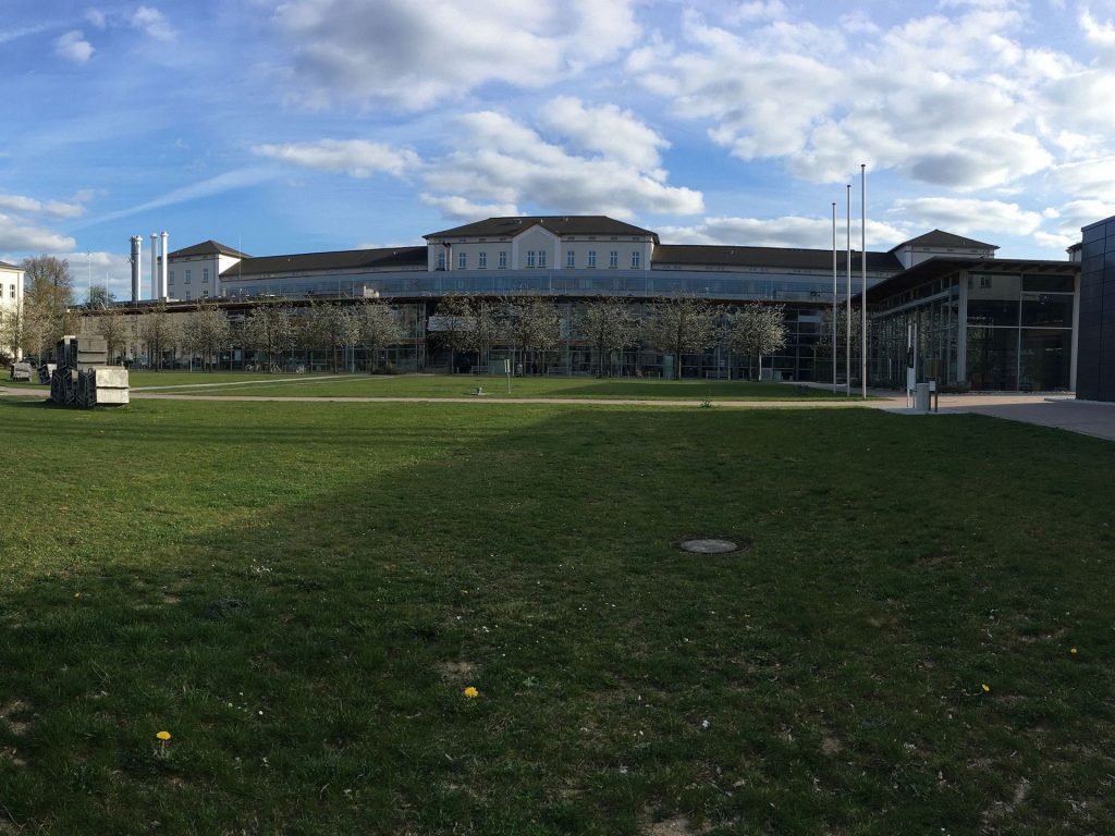 Frühling hält am menschenleeren Campus Amberg Einzug Foto: Wiesel/OTH Amberg-Weiden