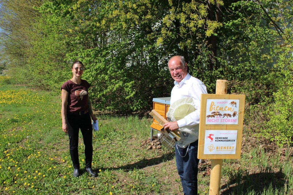 Die Inhaberin der Bienery Stefanie Zehetbauer (li) mit Bürgermeister Roland Strehl (re.) Foto: Wolfgang Roggenhofer