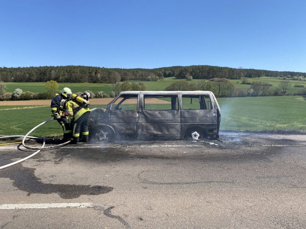 Der VW-Bus brannte völlig aus Foto: Polizei Amberg